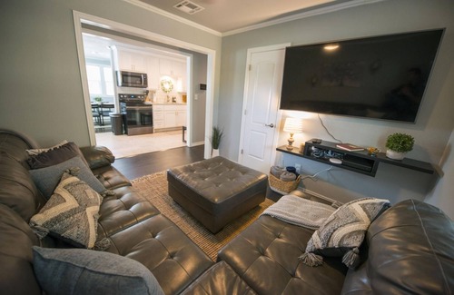 Brazos House | Walk to the Silos 3 Bed 1960 s Bungalow Near Baylor