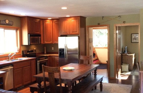 Snoqualmie Pass House | Walk to the ski lifts at the summit!