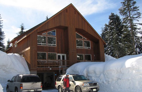 Snoqualmie Pass House | Walk to the ski lifts at the summit!