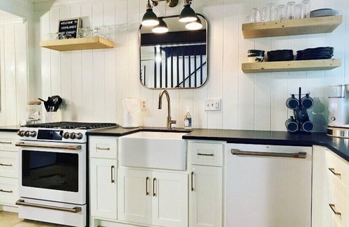 Highlands Ski Chalet | Walk to Town Chalet w/Chic Live-In Art Gallery + BBQ & Wine Shop Across Street