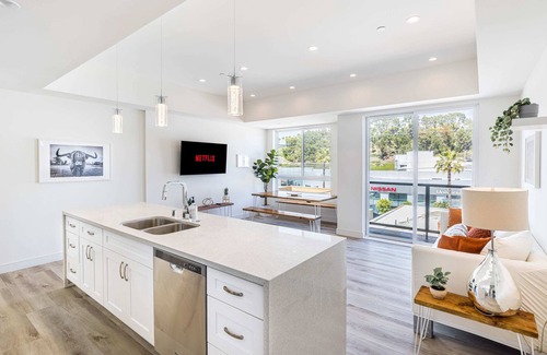 Los Angeles House | Walk to Universal: New Townhouse: Garage Prk'g