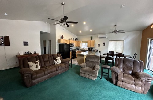 Pinetop-Lakeside Cabin | Walk to Woodland Lake for fishing:Pinetop Paradise