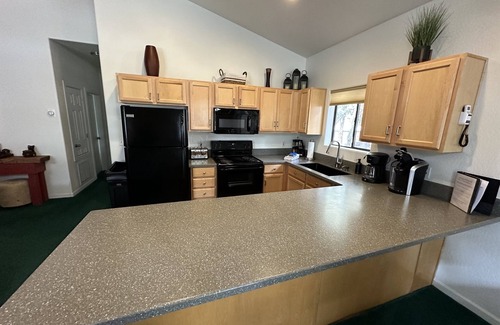 Pinetop-Lakeside Cabin | Walk to Woodland Lake for fishing:Pinetop Paradise