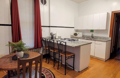 Lakeview Apartment | Walk to Wrigley/Boystown -Chicago 3BR/2Ba Duplex-paid parking available!