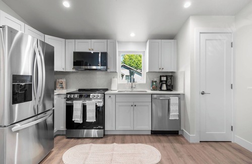 Sunnyside Apartment | Walkable 2BR Close to downtown, hiking, Red Rocks