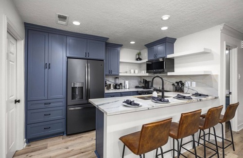 Montrose Villa | Walkable Montrose 2BR | Houston Mural | Sleeps 9