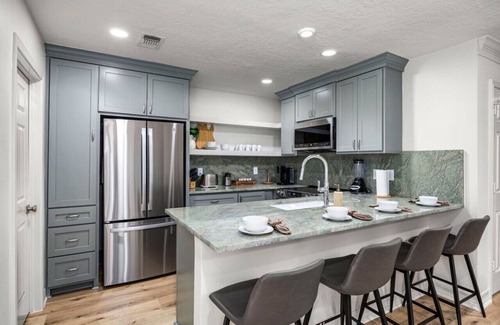 Montrose Villa | Walkable Montrose 2BR | Music Retreat | Sleeps 10