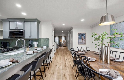 Montrose Villa | Walkable Montrose 2BR | Music Retreat | Sleeps 10