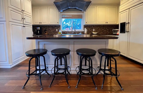 Tree Section House | Walking distance to the beach - Tree section home with backyard