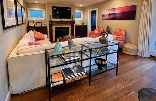 Tree Section House | Walking distance to the beach - Tree section home with backyard