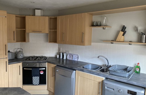 Central Aberdeen Apartment | Walking distance to all amenities, city centre & minutes walk to the beach