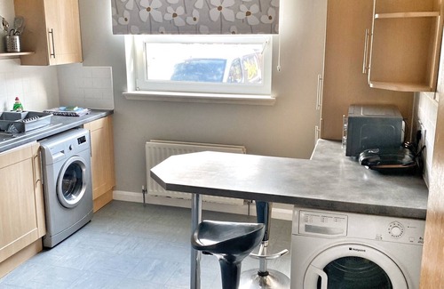 Central Aberdeen Apartment | Walking distance to all amenities, city centre & minutes walk to the beach