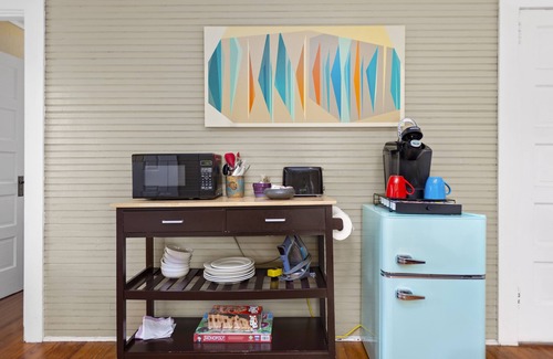 Asheville Cottage | Walking distance to Downtown! “The Flamingo”- Dogs Stay Free!