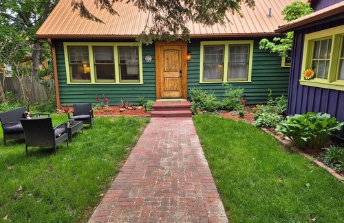 Asheville Cottage | Walking distance to Downtown! “The Flamingo”- Dogs Stay Free!