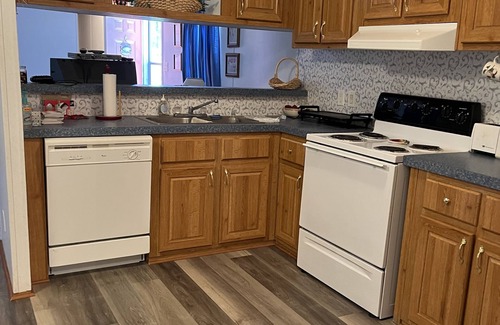 May House | Walking distance to Lake Brownwood! Wildlife come right up to the deck!