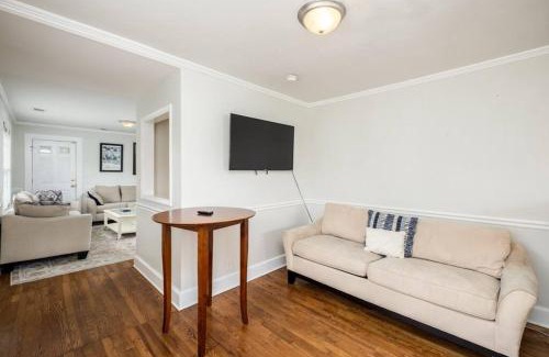 Commonwealth Park House | Walking distance to restaurants bars and breweries