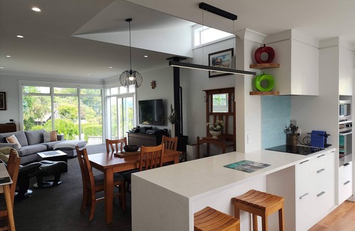 Taupo House | Walking Distance to the Lake - Sunny & Modern Home