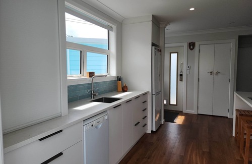 Taupo House | Walking Distance to the Lake - Sunny & Modern Home