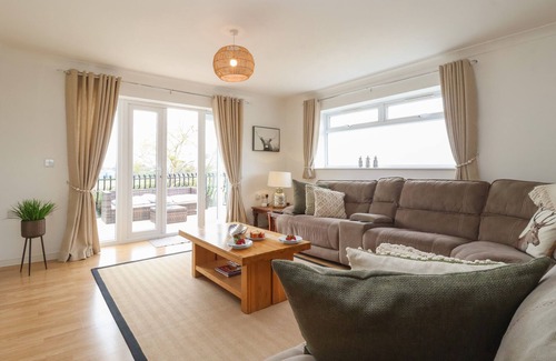 Lowestoft Cottage | WALNUT HOUSE, pet friendly, with pool in Lowestoft