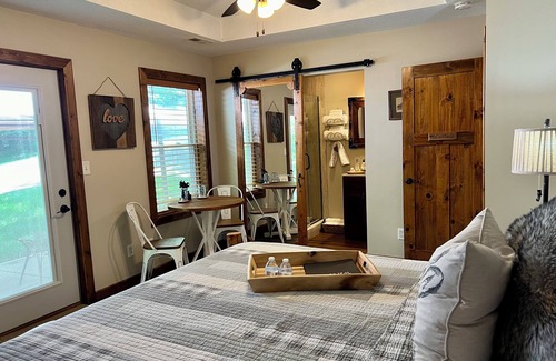 Lone Jack Bed & Breakfast | Walnut Waters Bed & Breakfast