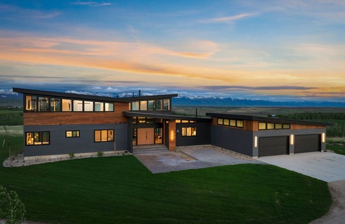 Tetonia House | Wander Teton Valley sleeps 10, w/Workstations/Hot tub & gym, 5 Bedrooms