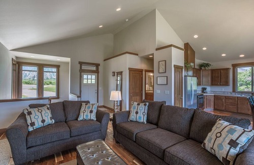 Manson House | Wapato Lake Retreat-Sleeps 6, Waterfront and dock!