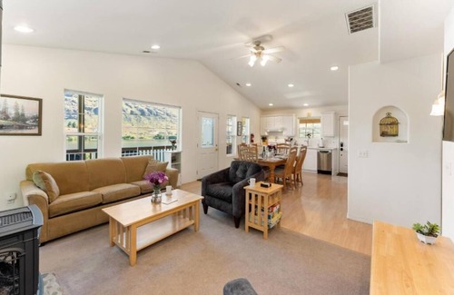 Manson House | Wapato Lake Waterfront Retreat