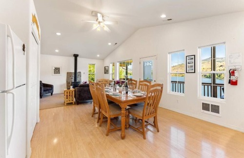 Manson House | Wapato Lake Waterfront Retreat