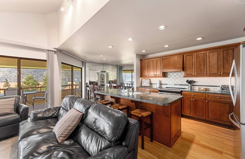 Wapato Point Condo | Wapato Point Halmalka Condo 514-B Close to Outdoor Pool, Sandy Beach Amenities