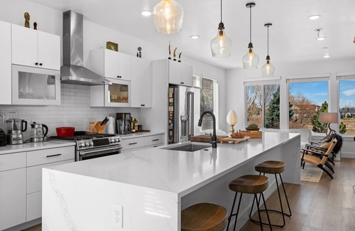 Bozeman House | Warblers Nest - Bright and Spacious Holiday Home