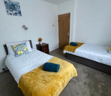 Luton House | Wardown Place - Spacious 3 Bed House available for short term or long term Rental