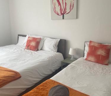 Luton House | Wardown Place - Spacious 3 Bed House available for short term or long term Rental