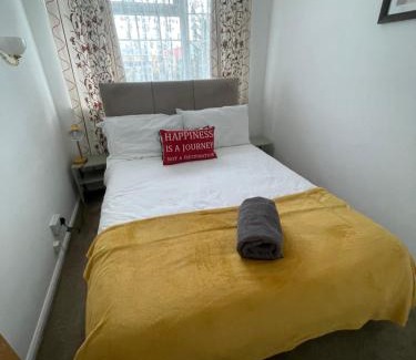 Luton House | Wardown Place - Spacious 3 Bed House available for short term or long term Rental