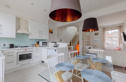 Munster Apartment | Warm and Inviting 2BD Flat, Fulham