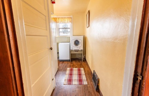 Laramie House | Warm and Welcoming 2 Bedroom 2 Blocks from UWYO