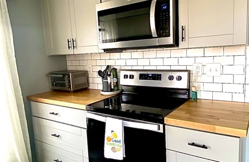 Pine Point Apartment | Warm Coastal Retreat: Your Maine Escape Awaits - 1 block from the beach!