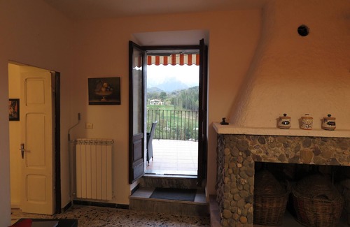 Maglietola Apartment | Warm Tuscan castle apartment