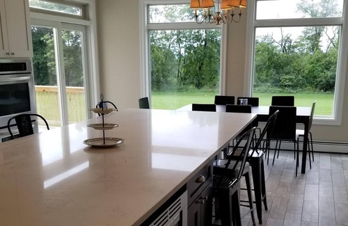 Circleville House | Warwick Hilltop Retreat