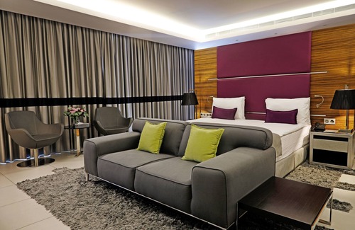 Zalqa Hotel | Warwick Stone 55 Hotel