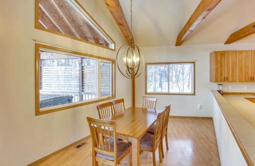 Houston House | Wasilla Spruce Moose Cabin Lakefront and Hot Tub!