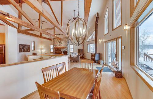 Houston House | Wasilla Spruce Moose Cabin Lakefront and Hot Tub!