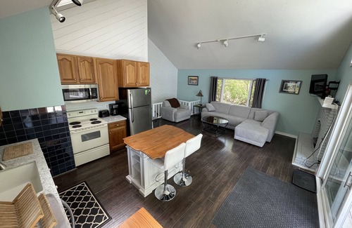 Castleton House | Water front home with large two tiered deck! 2 bathrooms π