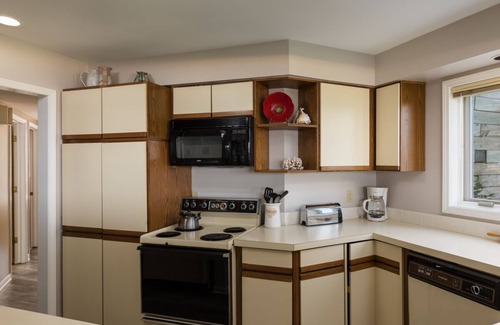 South Haven House | Water's Edge 1 | Beachfront Condo with Pool, Moments from Downtown