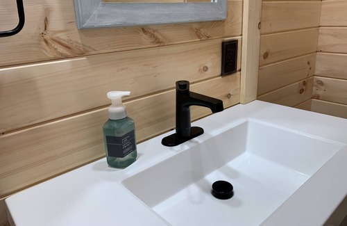 Belfast House | Water's Edge- cozy lakeside camp