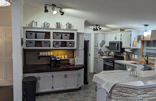 Fremont House | Water's Edge - hot tub - pet friendly