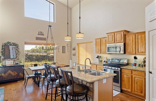 Pinetop-Lakeside Cottage | Water’s Edge Retreat, Lake & Creek Views , Kayaks, Firepit, Massage, Sleeps 10