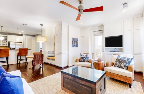 Horseshoe Bay Condo | Water-view condo with balcony, smart TVs, Washer/Dryer and Pool