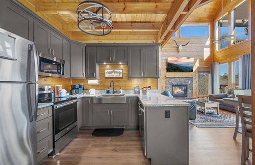 Gatlinburg - Pigeon Forge Cabin | Waterfall, Hot Tub, Fire Pit + 20 Mile View