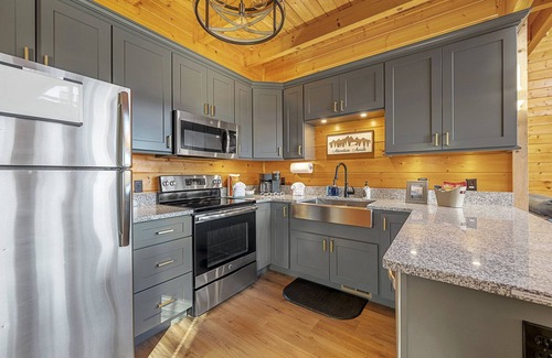 Gatlinburg - Pigeon Forge Cabin | Waterfall, Hot Tub, Fire Pit + 20 Mile View