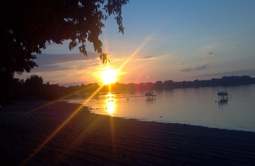 Sturgeon Bay Cottage | Waterfront 2 b.r. Bay View Cottage/sunsets/wineries/lighthouses/beaches/fishing